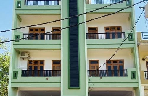 Varanasi Apartment | Cozy Green View Apartment with Private Kitchen & Parking