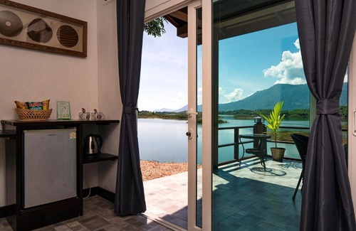 Vang Vieng Hotel | Budget-Friendly Stay at Green View Resort with Pool & Dining