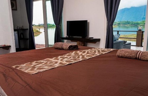 Vang Vieng Hotel | Budget-Friendly Stay at Green View Resort with Pool & Dining
