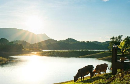 Vang Vieng Hotel | Budget-Friendly Stay at Green View Resort with Pool & Dining