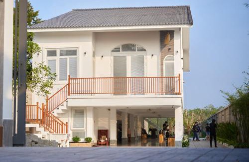 Cai Rang Villa | Inviting Green Villa - Ngôi Nhà Chung with Oceanfront Pool