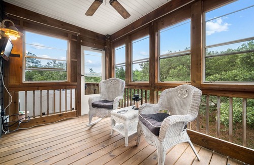 Carova Beach Cottage | Discover Green Wave Cottage: A Pet-Friendly Beach Retreat