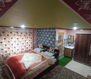 Srinagar House | Family-Friendly Green Woods Paying Guest House Retreat