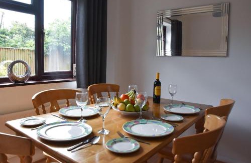 Bowthorpe House | Family-Friendly Greenfield House: A 4-Star Retreat