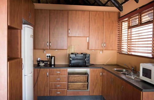 Alberton House | Elegant Greenfields Guest House with Pool & Spa Amenities