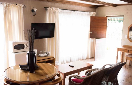 Alberton House | Elegant Greenfields Guest House with Pool & Spa Amenities