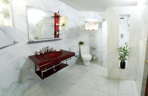 Ilukgoda House | Eco-Friendly Family Retreat with Outdoor Veranda & Dining