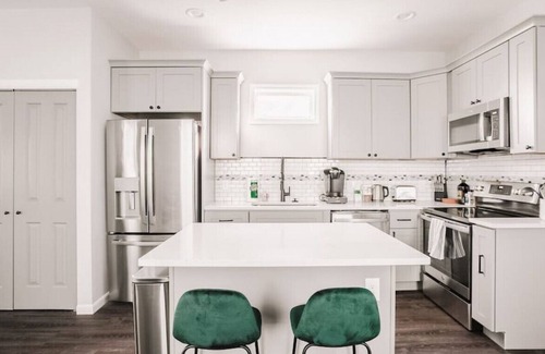 Northside House | Perfect Getaway: Greenhouse Cottage Near Downtown & UC Hospital