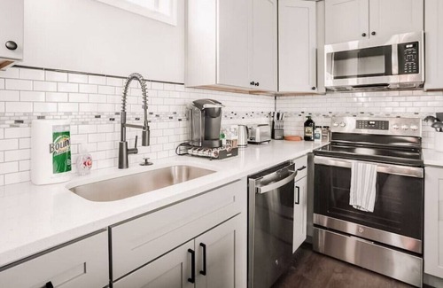Northside House | Perfect Getaway: Greenhouse Cottage Near Downtown & UC Hospital