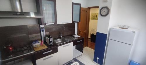 Mascalucia Apartment | Cozy Greenhouse: Pet-Friendly with Breakfast & Family Amenities