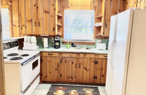 Toddville Road House | Ideal Greenhouse Studios: Cozy Retreat Near Uptown & Airport