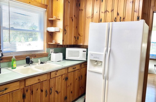 Toddville Road House | Ideal Greenhouse Studios: Cozy Retreat Near Uptown & Airport