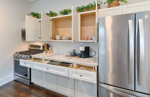 Uptown Apartment | Comfortable Stay at Greenhouse Uptown with Spa & Breakfast