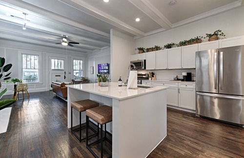 Uptown Apartment | Comfortable Stay at Greenhouse Uptown with Spa & Breakfast