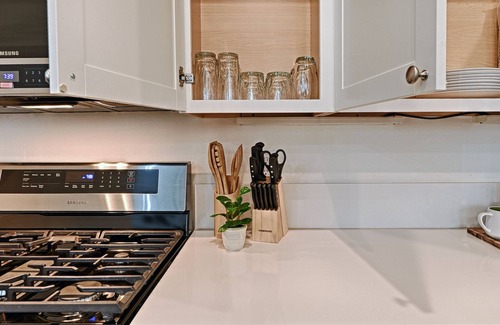 Uptown Apartment | Comfortable Stay at Greenhouse Uptown with Spa & Breakfast