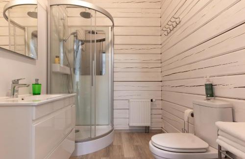 Voropaiv Villa | Inviting Greenhousevip: 4-Star Retreat with Family Amenities