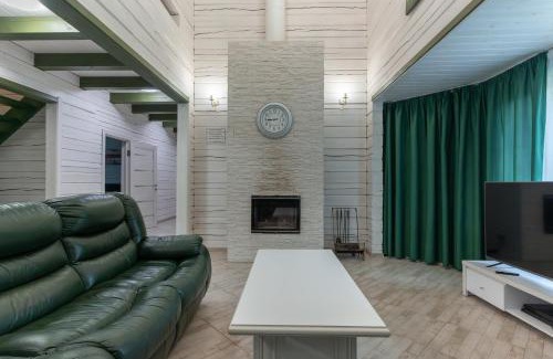 Voropaiv Villa | Inviting Greenhousevip: 4-Star Retreat with Family Amenities