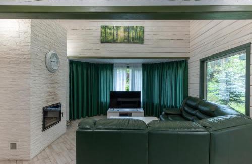 Voropaiv Villa | Inviting Greenhousevip: 4-Star Retreat with Family Amenities