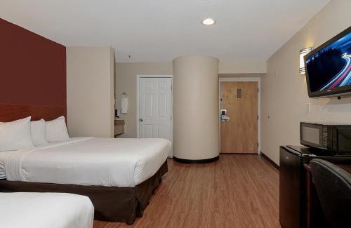 Houston Hotel | Convenient Stay at GreenTree Inn - IAH Airport with Pool