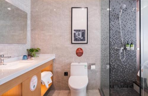 Bin Hu District Hotel | Convenient Stay at GreenTree Inn Wuxi with Family Amenities