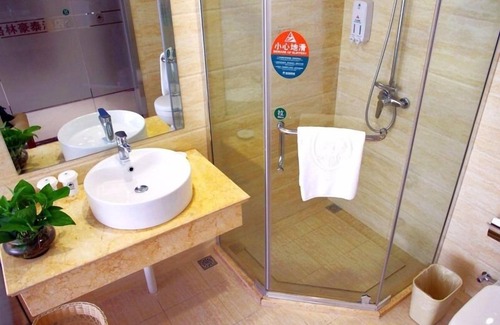 Qidong Hotel | Convenient GreenTree Inn Nantong Qidong Near Bus Station