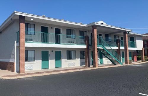 Holbrook Hotel | Pet-Friendly GreenTree Inn in Holbrook, AZ - 8.1/10 Rated