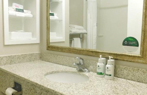 Pinetop Hotel | Family-Friendly GreenTree Inn & Suites with Pool Access