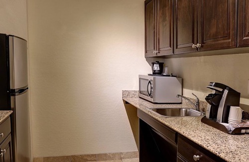 Florence Hotel | Inviting GreenTree Inn & Suites Florence with Pool & Spa