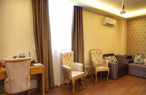 Xiangzhou District Hotel | Cozy GreenTree Inn Zhuhai Near Light Rail & Top Amenities