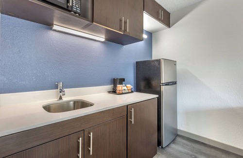 Greenville - Spartanburg Hotel | Budget-Friendly Econo Lodge & Suites with Family Amenities