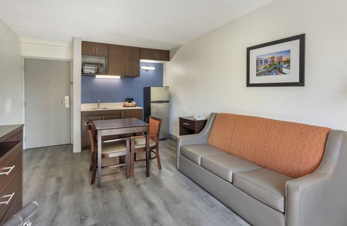Greenville - Spartanburg Hotel | Budget-Friendly Econo Lodge & Suites with Family Amenities