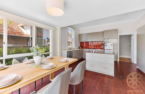 Greenwich House | Cozy 6-Bedroom Villa near Greenwich Waterfront & CBD