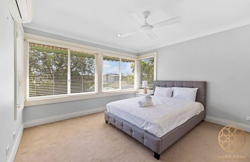 Greenwich House | Cozy 6-Bedroom Villa near Greenwich Waterfront & CBD