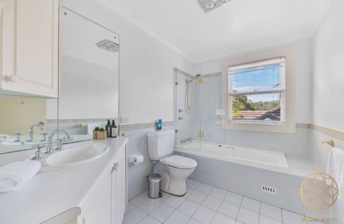 Greenwich House | Cozy 6-Bedroom Villa near Greenwich Waterfront & CBD