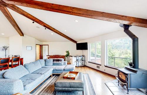Port Angeles House | Discover Greer's Outlook: Pet Friendly & Hot Tub Retreat