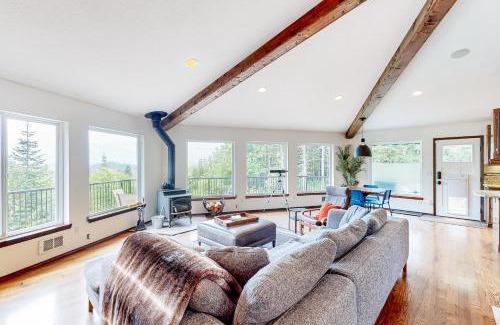 Port Angeles House | Discover Greer's Outlook: Pet Friendly & Hot Tub Retreat