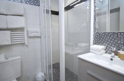 Longvic Hotel | Discover Hotel Dijon Sud Longvic: Spa, Dining & Family Fun