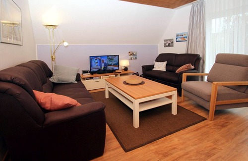 Westeraccumersiel House | Greetjehaus: Garden Retreat Near the Beach in Dornumersiel