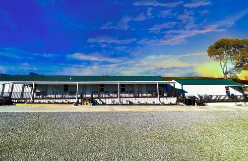 Coffeeville Cabin | Pet-Friendly Grenada Lake Resort Cabin #5 with Breakfast