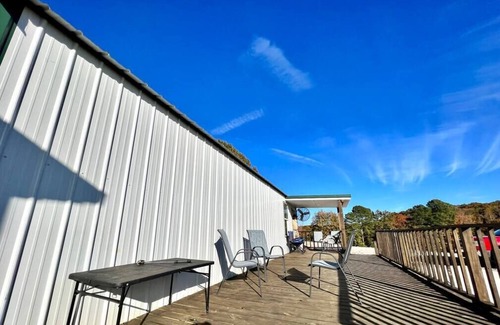 Coffeeville Cabin | Pet-Friendly Grenada Lake Resort Cabin #5 with Breakfast