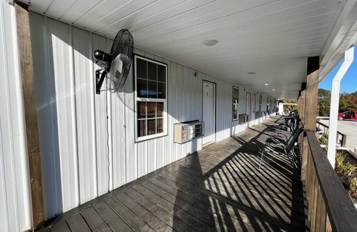 Coffeeville Cabin | Pet-Friendly Grenada Lake Resort Cabin #5 with Breakfast
