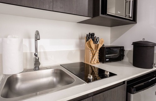 Colonia Vista Hermosa Uno Apartment | Modern Studio Retreat in Zone 15 - Pet and Child Friendly
