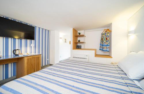 Crotone Bed & Breakfast | Discover Grenilù Sea: Oceanfront Getaway with Pool