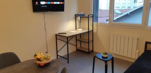 Quartier Hyper-Centre Apartment | Central Grenoble Hotel with WiFi, Netflix & Family Options