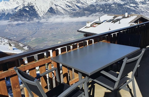 Veysonnaz Apartment | Mountain Apartment for 8: Family-Friendly & Pet Friendly