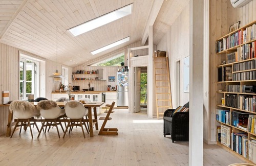 Hoensinge House | Beachside Getaway at "Grethe" - Steps from the Ocean