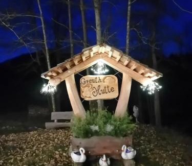 Tarvisio House | Discover Greuth Hutte: Family-Friendly Retreat with Kitchen