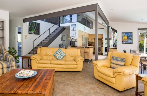 Callala Bay House | Grey Gables: Pet-Friendly Paradise with Pool & Spa Access
