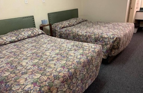 Castor Hotel | Discover Grey Goose Motel: Family-Friendly with Breakfast