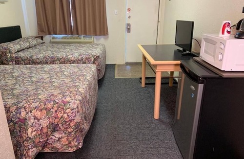 Castor Hotel | Discover Grey Goose Motel: Family-Friendly with Breakfast